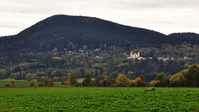 Před Horní Stropnicí zastavuji. Tenhle pohled na poutní kostel v Dobré  Vodě nenechá nikoho chladným.