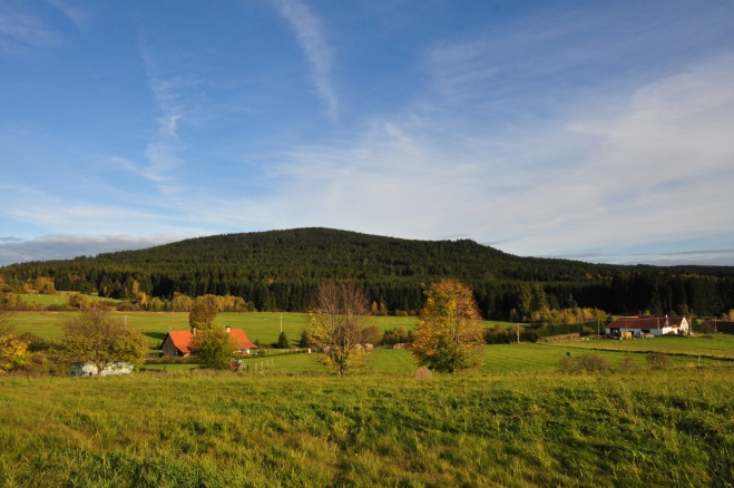 Masív Vysoké (1 034m) ze svahu Kuní hory, jejíž zdolávání nás čeká zítra.