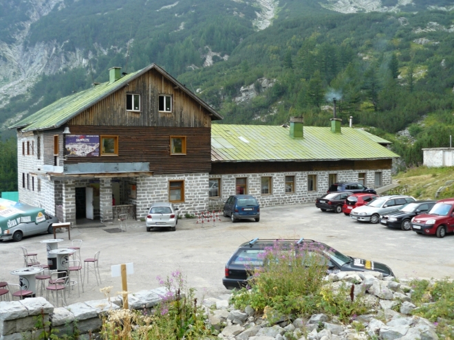 A zblízka. Bohužel k chatě mohou zajet auta, takže se to tam turisty jen hemžilo.