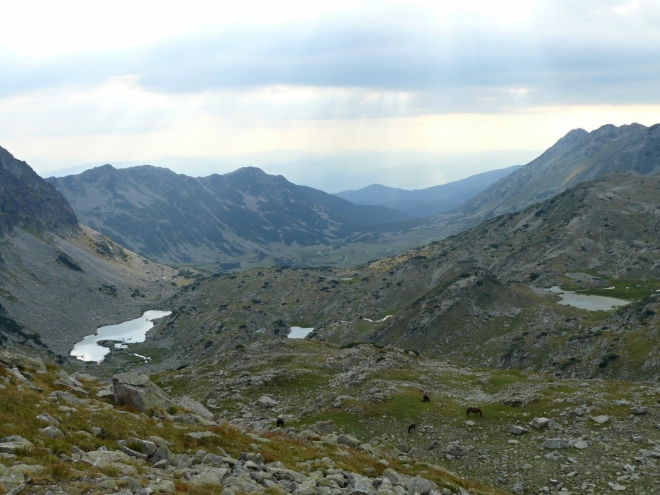 Pod jezerem Tevnoto, které by bylo kousek vpravo, tvoří údolí terasovité stupně a na každém je jezero :-)