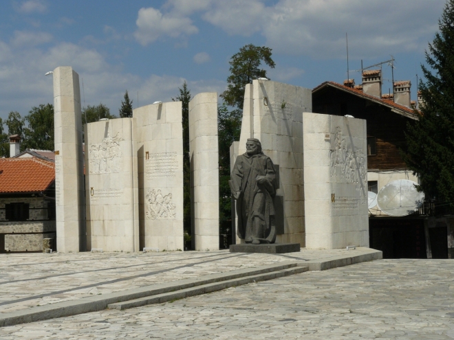 Pomník na náměstí oslavuje zřejmě vznik bulharského státu (dle letopočtu 681).