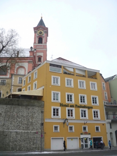 Pařízšký farní kostel sv. Pavla nad hotelem