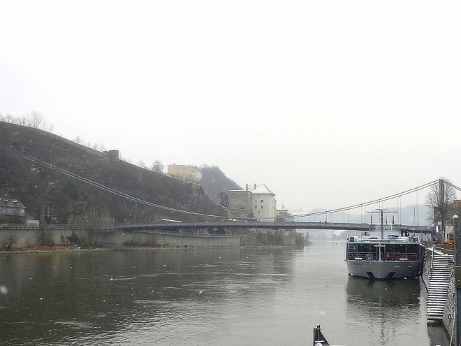 Dunaj s visutým mostem Luitpoldbrücke