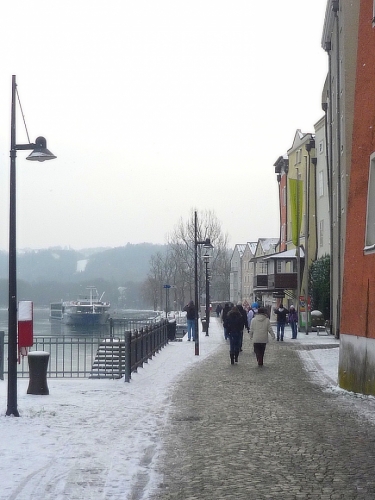 Zimní ulička Pasova kolem Dunaje