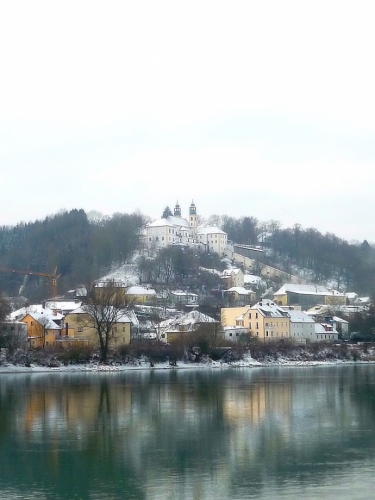 Poutní kostel Maria Hilf tyčící se nad Innem