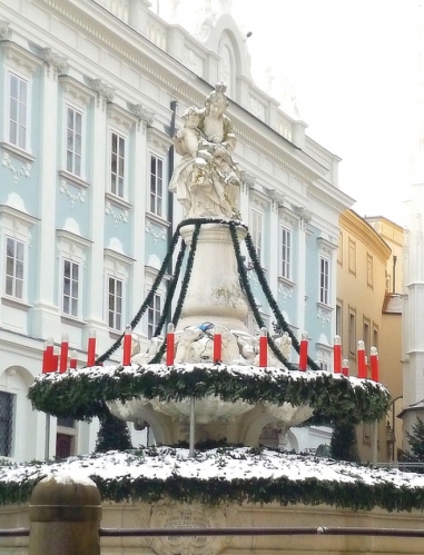 Fontána s 24 svícemi na Biskupském náměstí