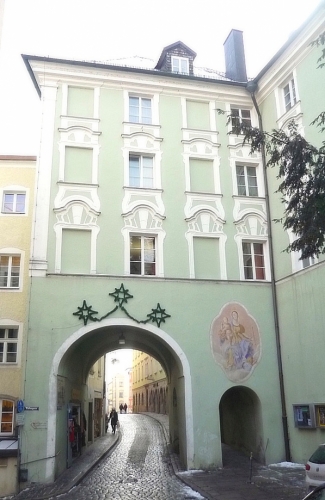 Podloubí vedoucí do centra
