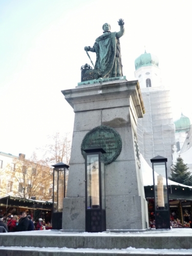Socha Maxmiliána I. Josefa na náměstí Domplatz