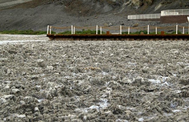 California, Death Valley, Badwater - solné jezero je takřka bez vody