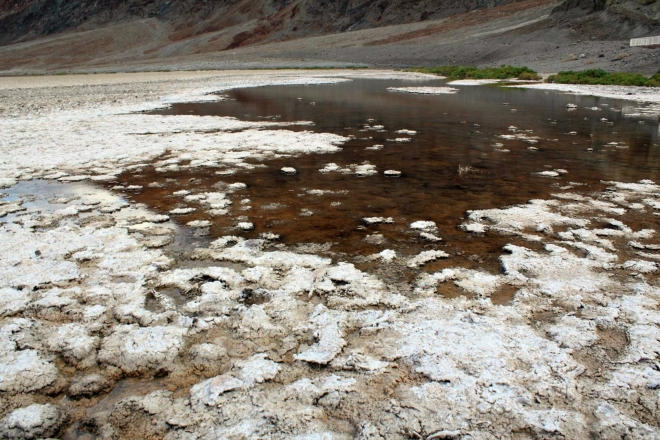 California, Death Valley, Badwater - solné jezero je takřka bez vody