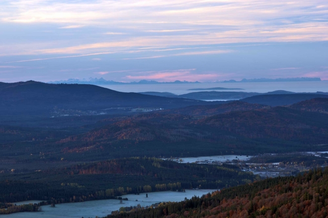 Pohled z Boubínské rozhledny - na horizontu jsou vidět Alpy, dle informací Vládi cca 220 km
