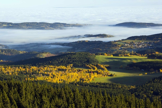Pohled z Boubínské rozhledny - v popředí Veselka, vzadu vpravo Svatá Máří