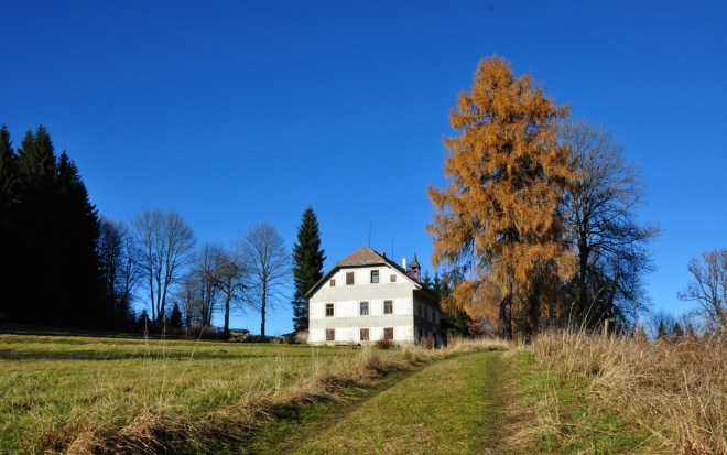 Bývalá škola má na střeše i menší zvon ke svolávání dětí. 