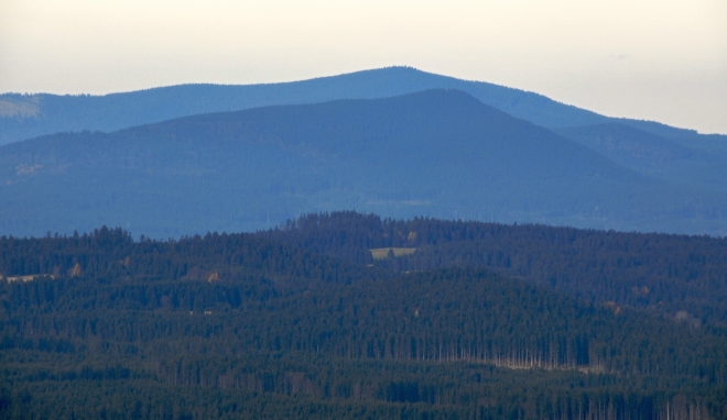Boubín v zákrytu za Bobíkem, zvláštní pohled, který se vám jinde nenaskytne.