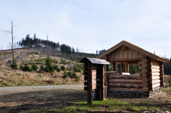 Zde je i bytelná turistická útulna, o jaké se NP Šumava ani nezdá... kamera chválí.