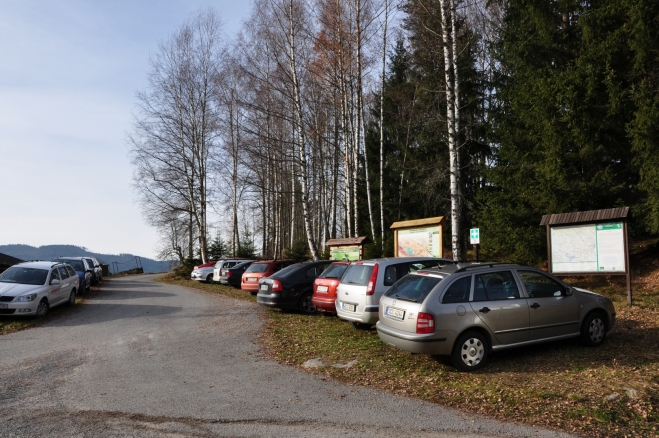 Parkoviště se hezky zaplnilo. V létě tady musí být tuplem nával. Snad se ale brzy bude jezdit po cestě ze Záhvozdí do Arnoštova volně. Potom se nechá parkovat až u rybníčku u lesní cesty Tyrolka.