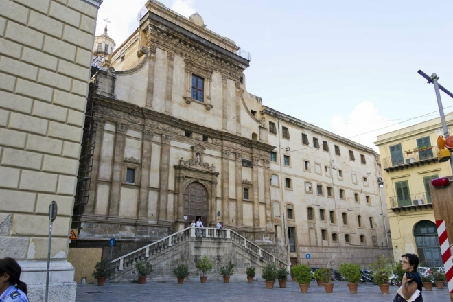 Kostel di Santa Caterina - pohled z piazzo Bellini