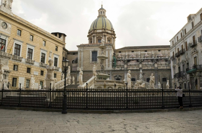 Fontána Pretoria - celkový pohled, v pozadí druhá strana kostela  Di Santa Caterina, vlevo radnice