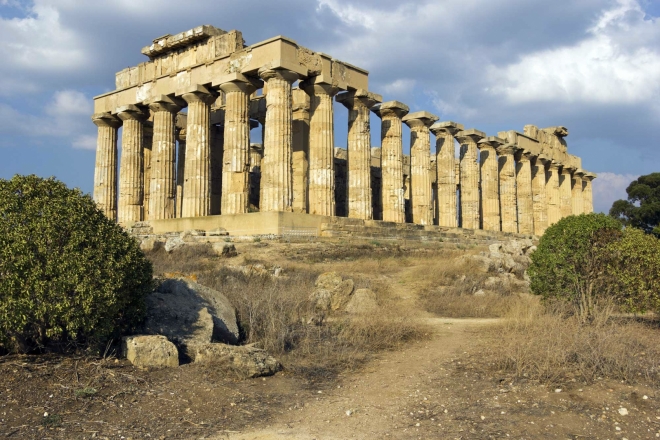 Tempio E (Tempio di Hera)- postaven 460 - 450 před Kristem. Délka 70,18 m, šířka 27,65 m. Jako jediný byl znovu postaven a částečně zrekonstruován v padesátých létech 20. století.
