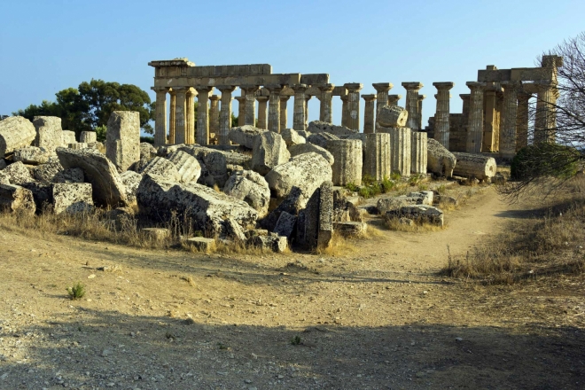 V popředí ruiny Tempio F, na pozadí Tempio E