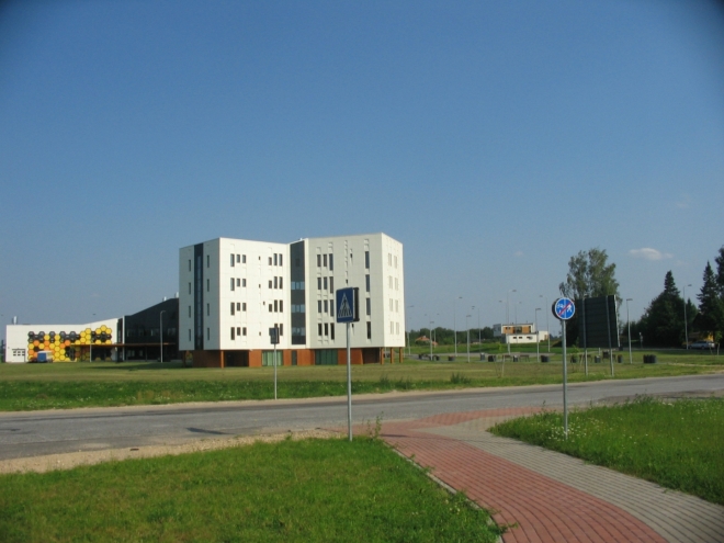V okolí je jen pár roztroušených budov. Na fotce nově vybudované střední odborné učiliště na estonské straně.