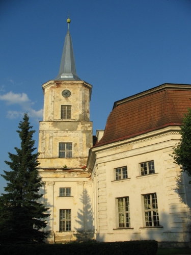 Kostel svatého Jana postavený v roce 1816 je v rámci Estonska unikátní svým oválným půdorysem.