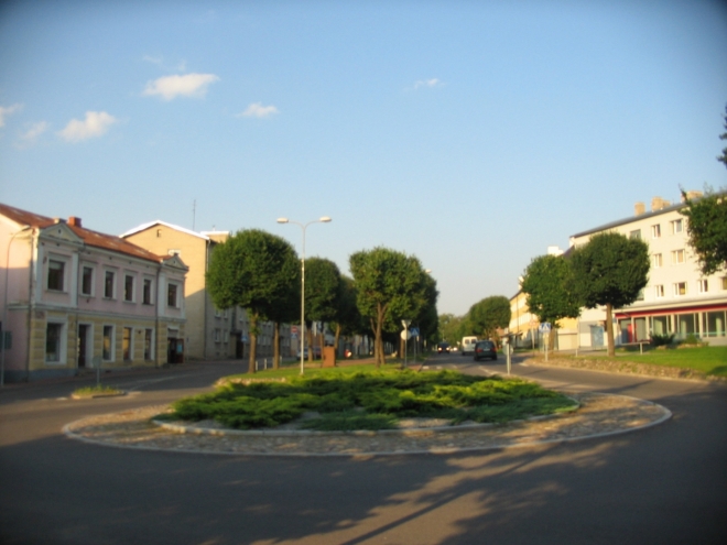 Centrum města je v podstatě tvořeno prostranstvím okolo kostela a tímto kruhovým objezdem s navazující ulicí.