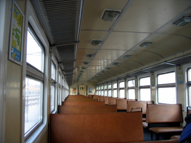 Díky širokému sovětskému rozchodu a mizivé obsazenosti je ve vlaku spousta místa.