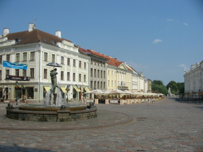 Hned za rohem už je hlavní, Radniční náměstí (Raekoja plats). V popředí známá fontána s líbajícími se studenty.