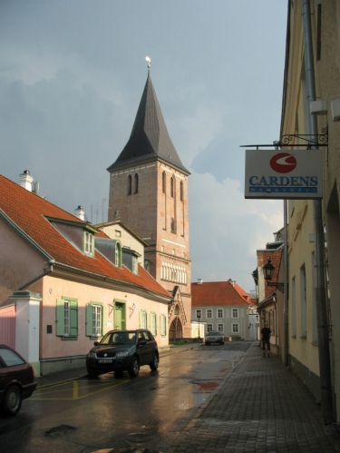 Ulice Jaani s kostelem sv. Jana (Jaani Kirik). Jeho ruiny z druhé světové války sloužily dlouhá desetiletí jako sklad, obnoven byl teprve nedávno.