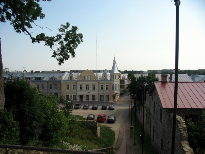 Pohled od hradu dolů. Ve žluto-bílé budově sídlí městská galerie.