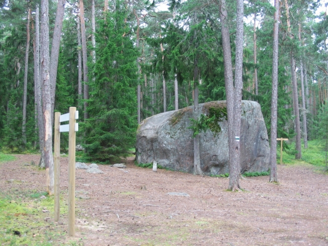 Téměř pět metrů vysoký kámen Matsikivi, stejně jako ostatní se sem dostal díky ledovci.