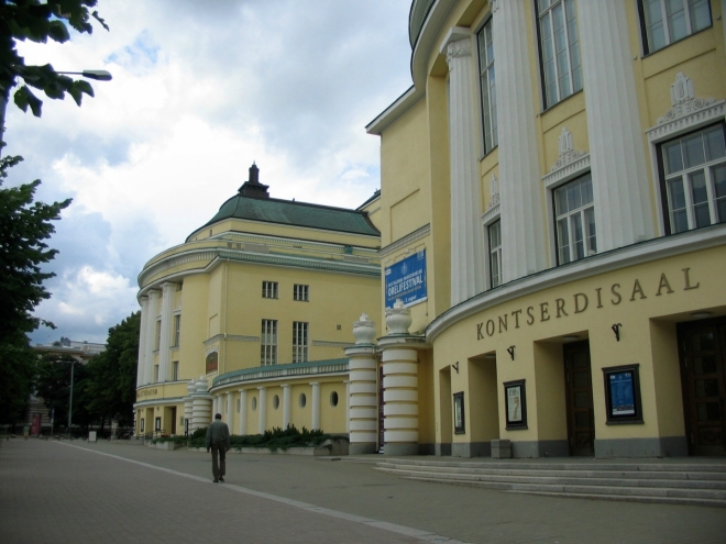 Divadlo Estonia vyrostlo při okraji historického centra v roce 1913 jako největší stavba ve městě. Po rozbombardování sovětskými nálety ke konci druhé světové války byla původně secesní budova trochu přebudována v duchu klasicismu (též toho socialistického). Ve dvou křídlech divadla sídlí národní opera a národní symfonický orchestr.
