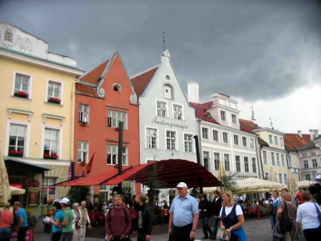 Tallinn na mě zatím působí dost německy, což je vzhledem k jeho historii celkem opodstatněný dojem. Město s dřívějším názvem Reval si totiž ve středověku užívalo dvě století prosperity pod německou nadvládou, a ačkoliv již od 16. století patřilo Švédsku a od 18. Rusku, baltští Němci zde ještě v 19. století tvořili většinu populace.