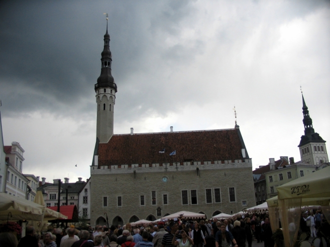 Tallinn má jako jediné město v severní Evropě původní gotickou radnici, s výjimkou 64metrové věže přečkala v celku i druhou světovou válku. Zajímavostí je korouhvička v podobě Starého Tomáše (Vana Toomas), legendárního strážce města, jehož měděná verze dohlíží na pořádek už skoro 500 let.