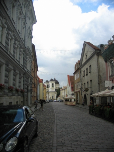 Boční uličky jsou většinou prázdné, zástupy turistů se drží hlavně při náměstí.