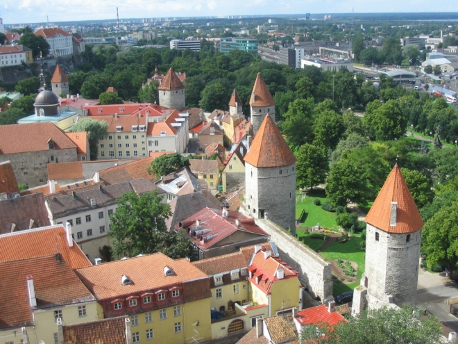 Velkým pokladem Tallinnu jsou městské hradby. Z 2,4 km původní zdi se dochovalo celých 1,9 km a snad i ty nejmenší hradební věže a branky mají své jméno. V popředí věž Plate, dále Köismäe, Loewenschede, drobná Nunnadetagune, Kuldjala, mrňavá Sauna a Nunna úplně vzadu.