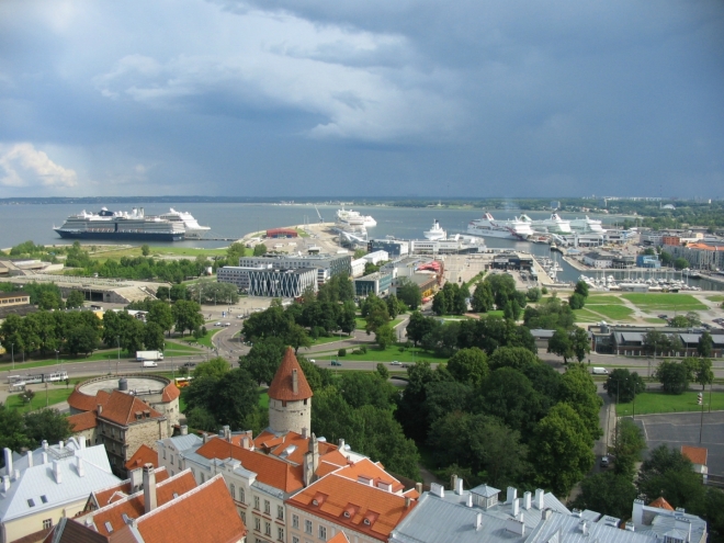 Tallinnský přístav je oproti tomu klaipėdskému mnohem více vytížen osobní přepravou. Typickými destinacemi jsou například nedaleké Helsinki, Stockholm nebo Petrohrad.