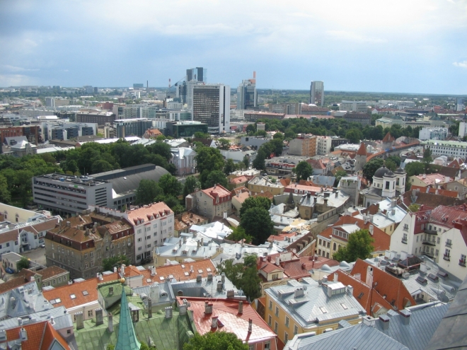 Se starým městem zajímavě kontrastuje moderní čtvrť, kde jsme naši dnešní prohlídku začínali. Jistě jste si už také všimli, že Tallinn rozhodně netrpí nouzí o městskou zeleň.