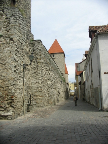 Dále pokračujeme podél severozápadní části hradeb se spoustou poklidných zákoutí.