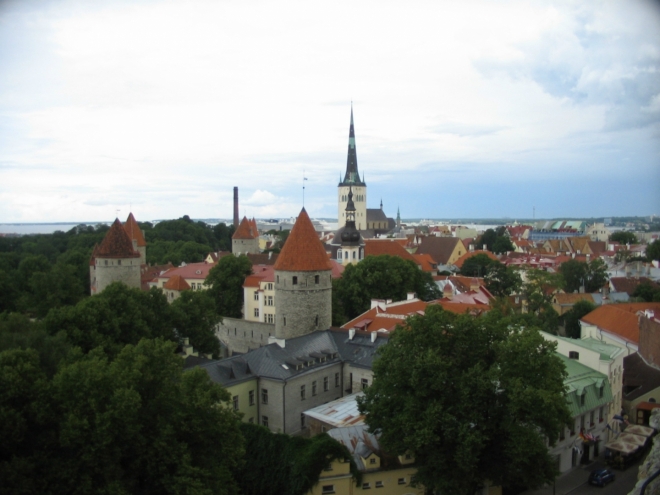 Chrámový vrch nám poskytuje další zajímavé výhledy. Sever Dolního Města se Svatým Olafem a blížícím se lijákem.