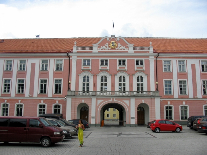 Hned naproti se nachází východní křídlo hradu Toompea, jenž zde ve 13. století založili Dánové a položili tak vlastně i základy samotného Tallinnu (tedy Revalu, samozřejmě). Původní hrad byl již do značné míry přestavěn, dnes v něm sídlí například estonský parlament (Riigikogu) zachycený na této fotce. Není tedy divu, že jsem si hradu skoro ani nevšiml, je tak trochu málo přístupný.