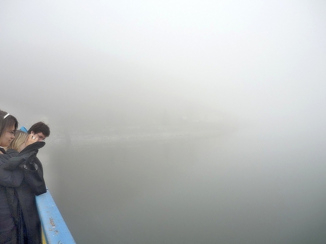 Ranní probuzení Oravské přehrady zahalené mlhou