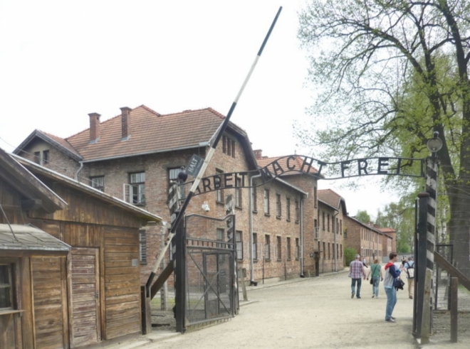 Vstup do Osvětimy s nejznámější branou - ARBEIT MACHT FREI