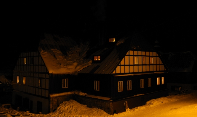 Bienertova pila. Modrava byla dříve rybářskou osadou (první doložená zmínka je z r.1614). V roce 1799 koupil kníže Schwarzenberg od hraběte Kinského rozsáhlé území Prášilského panství (kam Modrava patřila), aby využil obrovského bohatství dřeva ze zdejších rozsáhlých lesů. Určitý druh smrkového dřeva se tady vyznačoval zvláštní vlastností a tou byla ozvučnost - rezonance. Dřevo proto bylo vhodné na výrobu klávesových nástrojů, konkrétně rezonančních desek, žebrování pro stavbu křídel a pianin a také jejich klávesnic. Toho chtěl využít podnikatel Franz Bienert (narozen 4.2. 1788 v Horní Chřibské) a roku 1827 zakoupil od majitele panství Josefa Schwarzenberga starší pilu, stojící na levém břehu Roklanského potoka v Modravě a adaptoval ji na vhodný tovární objekt (zdroj penzion Modrava).