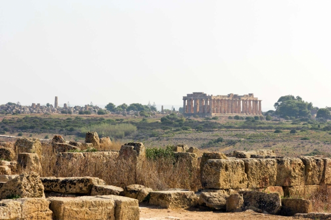 Z mnoha míst Akropole se nabízí pohled na dominantu východního bloku (Templi Orientali)- Tempio F