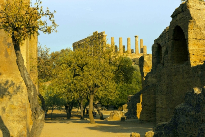 Městské hradby s tzv. byzantskými oblouky (Arcosoli Bizantini). Pod hradbami se rozkládá římská nekropole. 