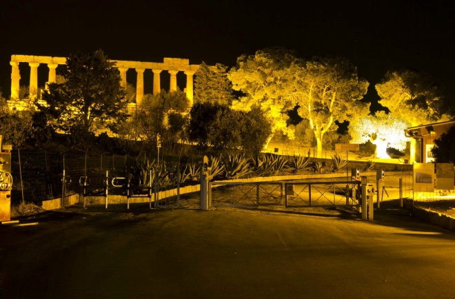 Poslední pohled - vstupní brána do Valle dei Templi, v pozadí Tempio di Giunone 