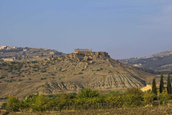 Přijíždíme k Valle dei Tempio a již z dálky vidíme nad krajinou se hrdě vypínající Tempio di Giunone