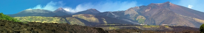 Panoráma masívu Etny z jednoho SOS parkoviště. Složeno z pěti fotografií a na monitoru to prostě není ono. Jak bývá mým dobrým zvykem, udělal jsem z této cesty knihu a tam je toto panoráma v šířce asi 60 cm. To už je pak jiné pokoukání, i když by to sneslo podstatně větší rozměr.